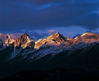 画面看起来很能打 网友分享AI生成的《GTA4》